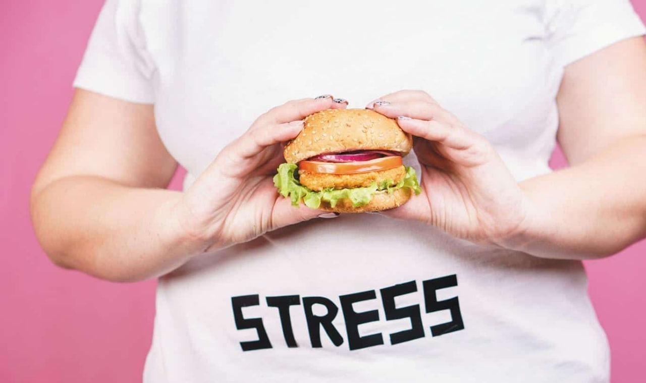 علت پرخوری عصبی: چرا وقتی استرس دارم می­خواهم غذا بخورم؟