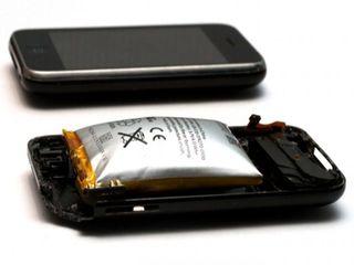 منهای ورزش/ لحظه وحشتناک انفجار باتری موبایل در دست تعمیرکار