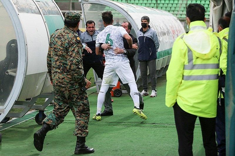 مربی آلومینیوم: احمدی عذرخواهی کرد و دست مربی تیم را بوسید