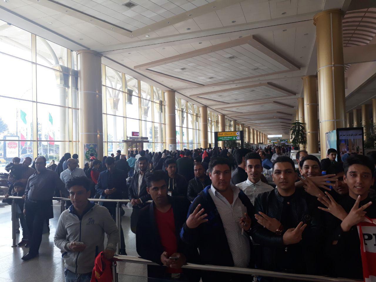 عکس/ حضور پرشور هواداران پرسپولیس در فرودگاه مشهد